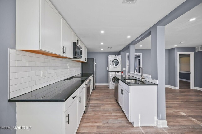 Building Photo - 143 Center Ave