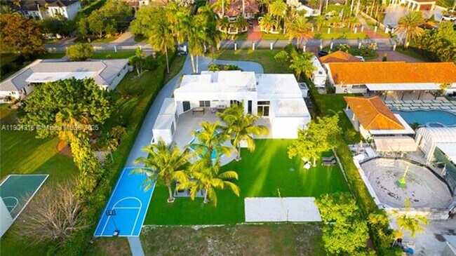 Building Photo - 290 NW 125th Ave