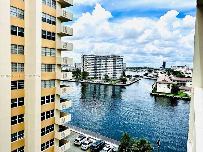 Building Photo - 1817 S Ocean Dr