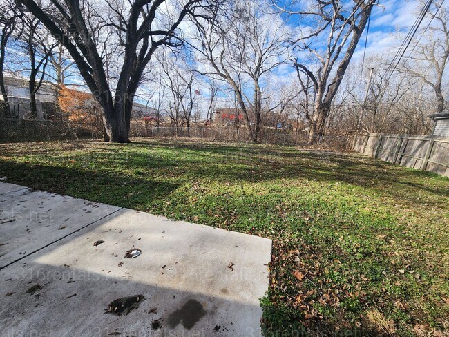 Building Photo - $1195 - 3 bedroom / 1 bathroom - Single Family Home