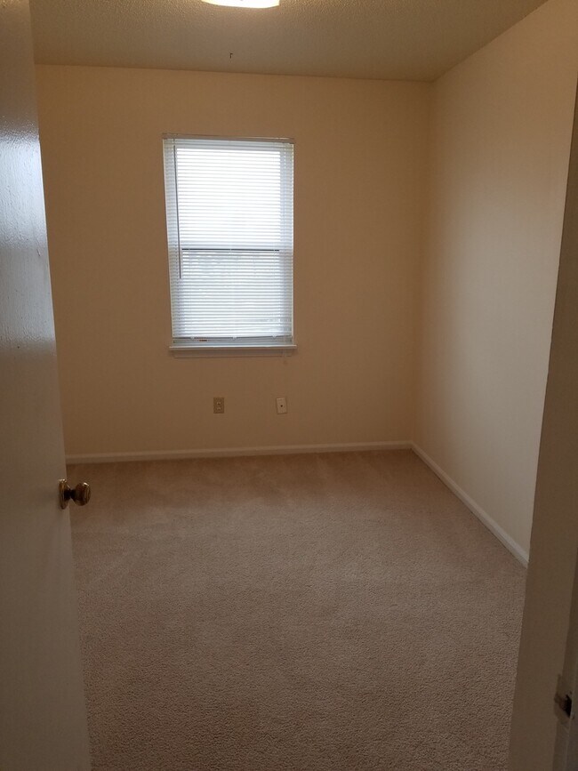 Building Photo - 746 Demaret Dr