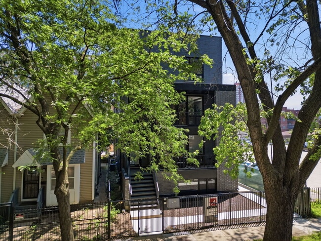 Building Photo - 5039 N Winthrop Ave