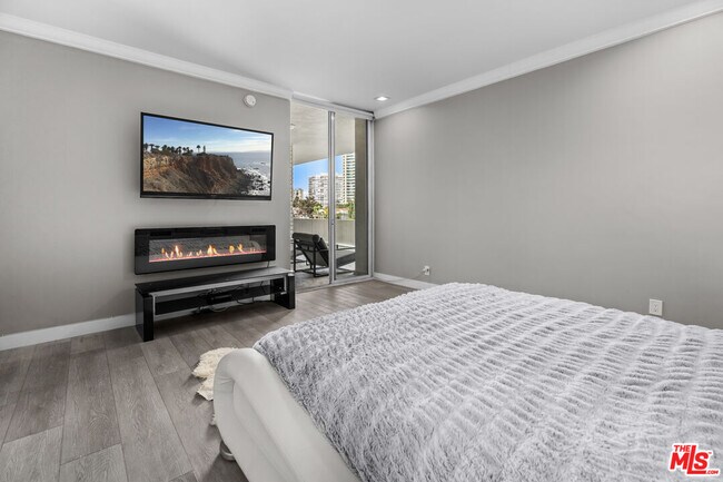 Building Photo - 1333 S Beverly Glen Blvd