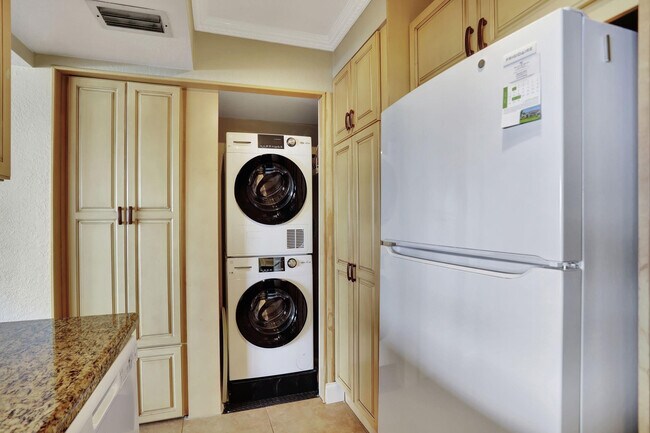 Building Photo - 330 SE 20th Ave