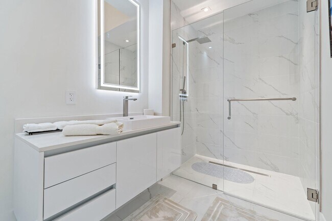 Building Photo - 3100 N Ocean Dr