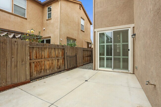Building Photo - 3920 Purple Finch Ln