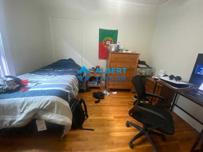 Building Photo - 10 Evergreen Ave