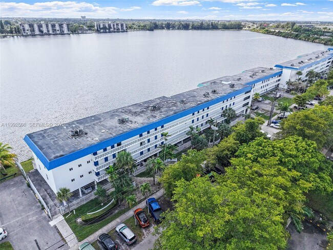 Building Photo - 1170 NE 191st St