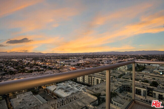 Building Photo - 13700 Marina Pointe Dr