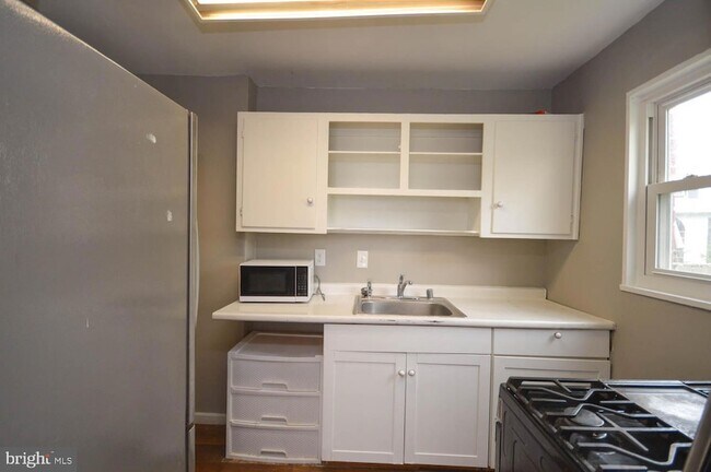 Building Photo - 5000 Surrey Ln