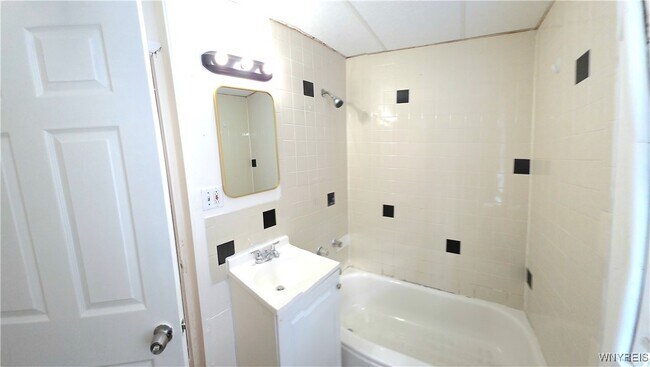 Building Photo - 177 Grote St