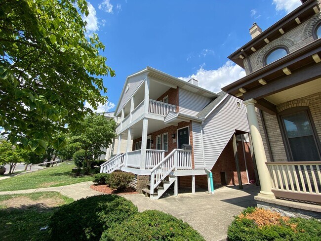Building Photo - 1726 Summit St