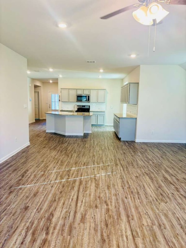 Building Photo - 24359 Dawson Ct