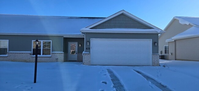 Primary Photo - Charming 3-bedroom/2-bathroom duplex home in Washington, IL