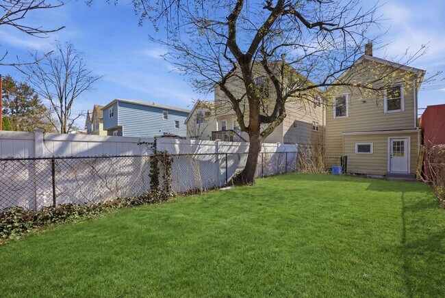 Building Photo - 139 W 51st St