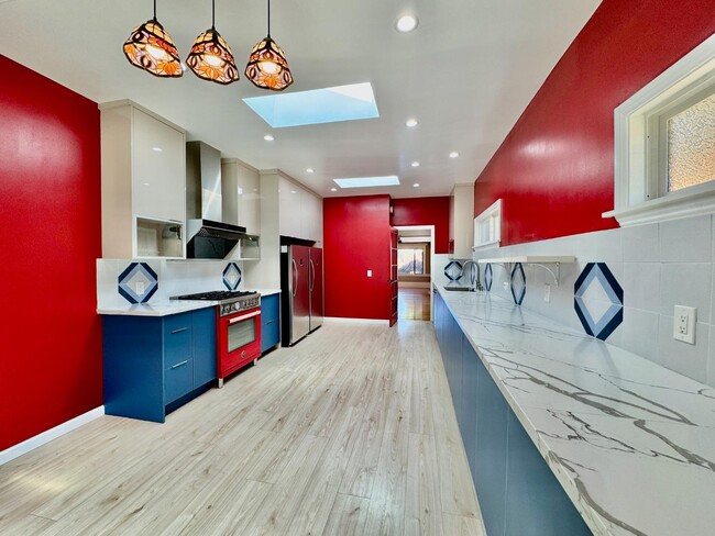Building Photo - 809 Bayswater Ave