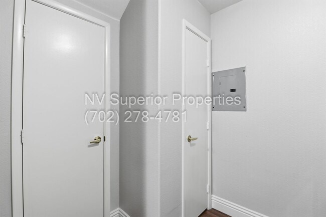 Building Photo - SW!!! 2 Bedroom Condo 1st Floor!! 2 Garage!! Gated!! Community Pool!! Fitness Room!! 2 Primary Be...