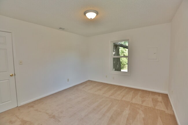 Building Photo - UPDATED & READY 07-14-25! 2-Bedroom 2nd Fl...