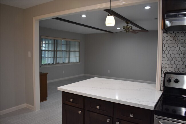 Building Photo - 3110 Springhill Dr