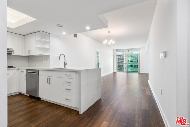 Building Photo - 13700 Marina Pointe Dr