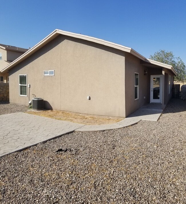 Building Photo - Charming 3 bedroom, 2 bath in Northeast El...