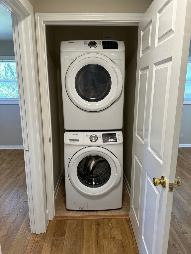 Building Photo - 604 Memorial Park Dr