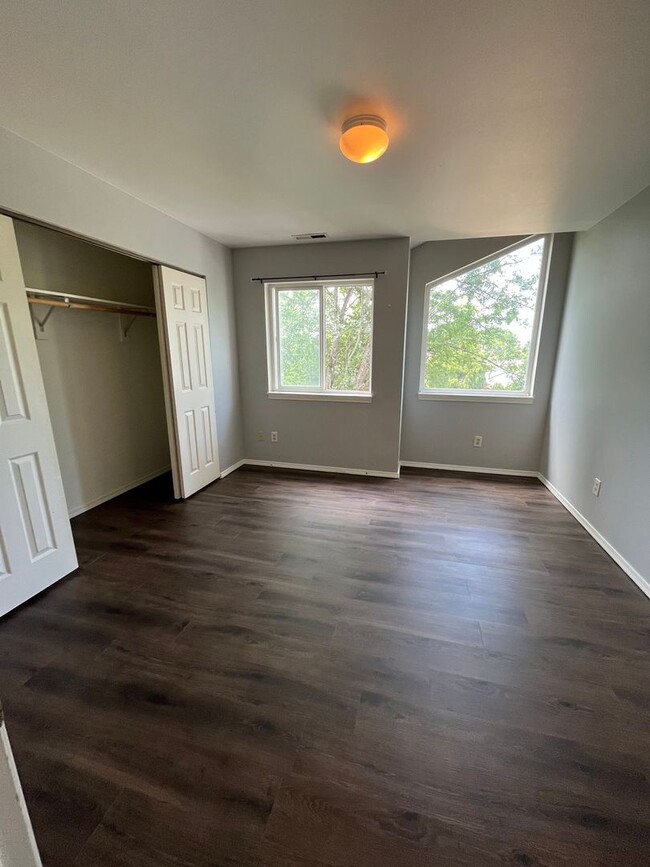Building Photo - 3 Bed 1.5 Bath Townhouse w/ Garage Close t...