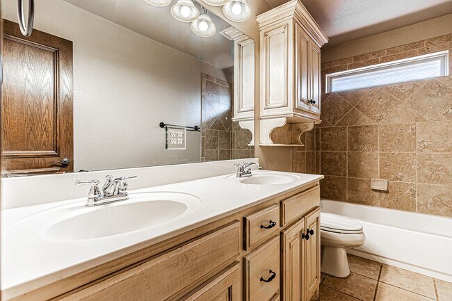 Building Photo - 4 Bed 3 Bath in Edmond!