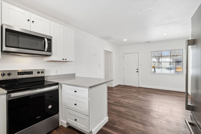Building Photo - Newly Remodeled West Valley 2 Bed Duplex -...