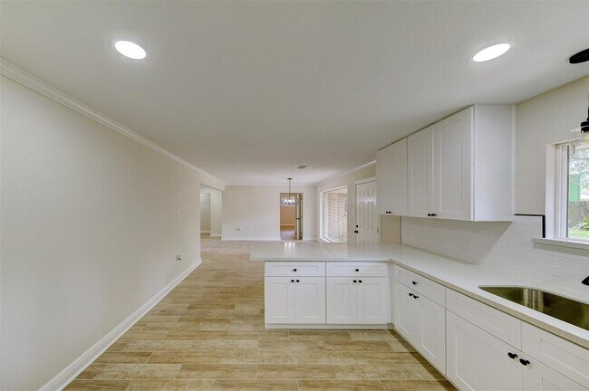 Building Photo - 8826 Robindell Dr