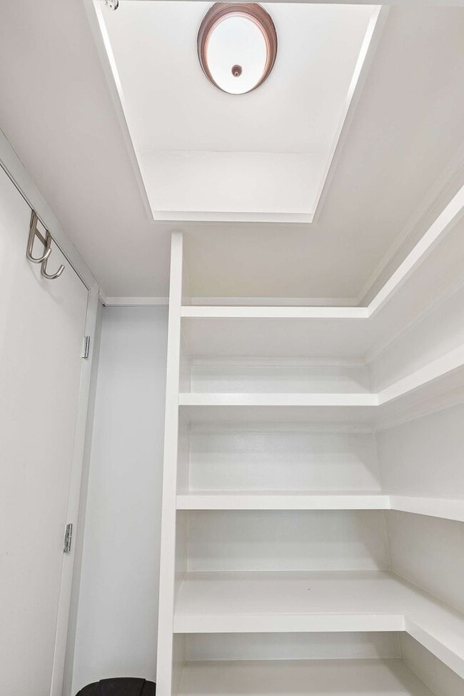 Building Photo - Stylish 1/1 Condo in Inman Park, Right on the ATLBeltLine!