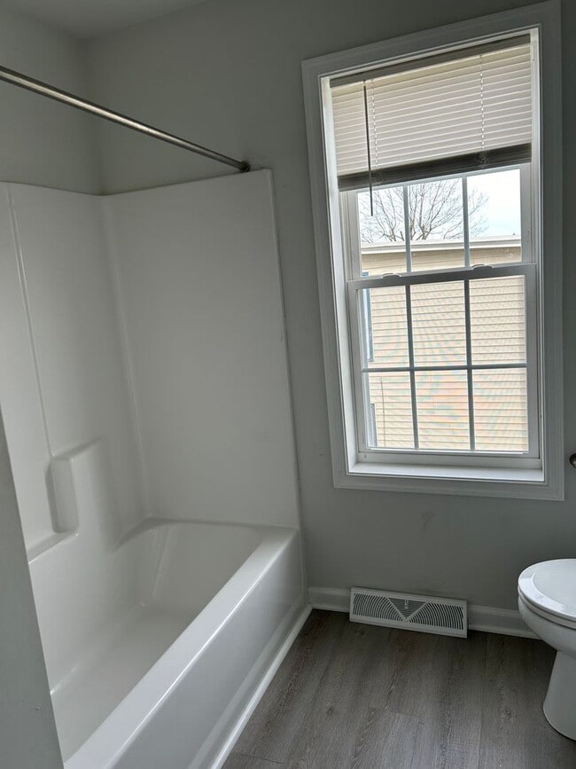Building Photo - Like new 3 bedroom 2.5 bath townhouse