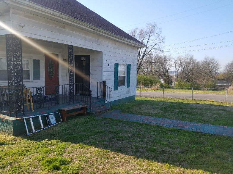 Building Photo - 751 22nd Ave N