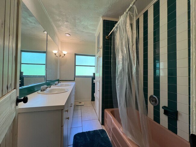 Building Photo - AVAIL 10/15 -- $1,200 ** Annual ** 2 Bed /...