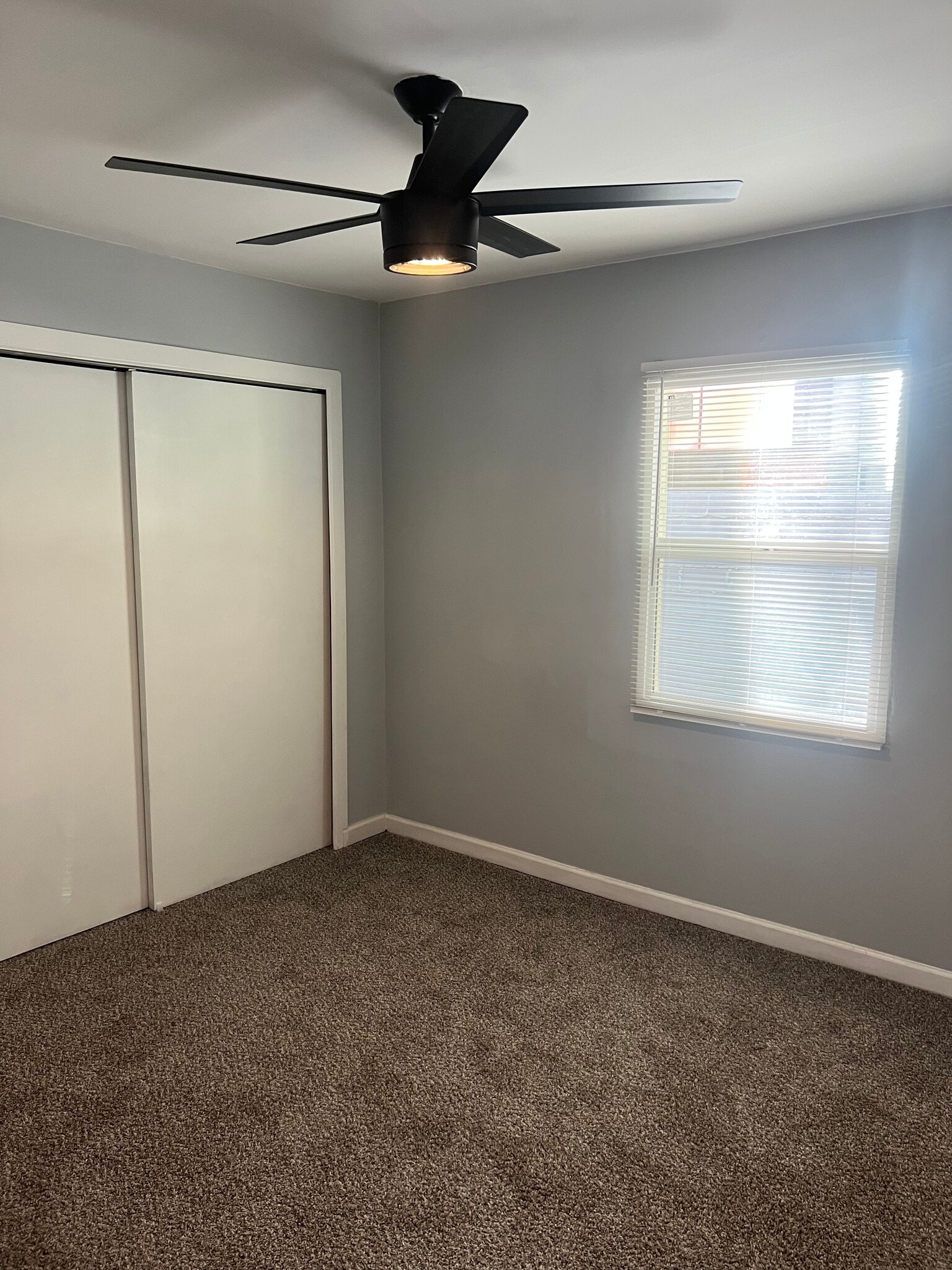 Primary bedroom - 1115 E Whitton Ave