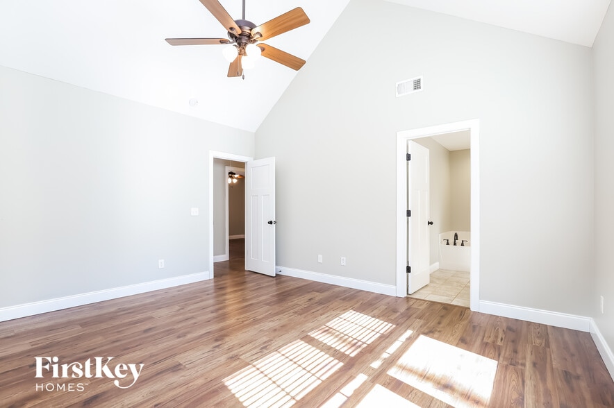 Building Photo - 17 Baker St