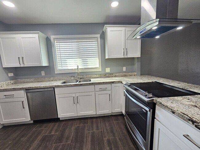 Building Photo - Charming Home 3 bedrooms 1 bath Large Yard.