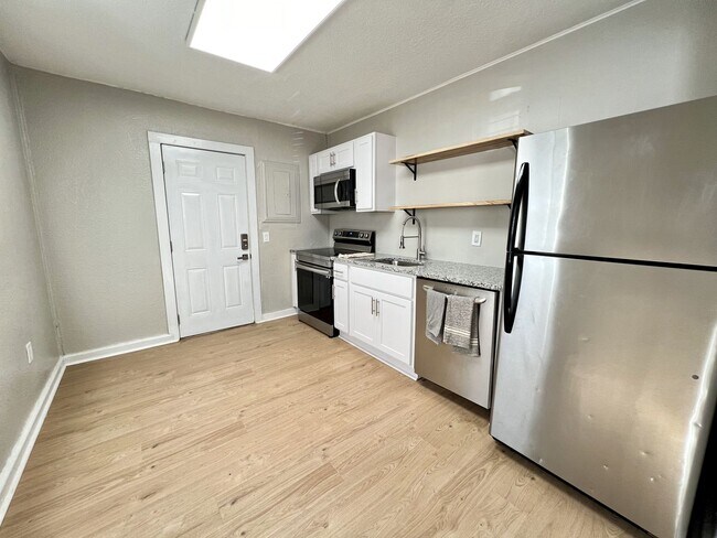 Building Photo - Renovated 2 Bedroom Jacksonville Heights D...