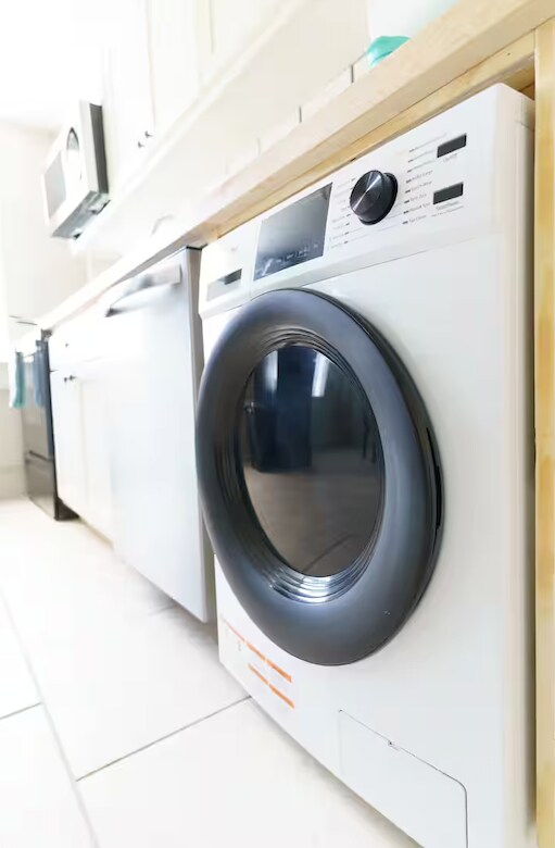 Washer and dryer combo unit - 1411 College St
