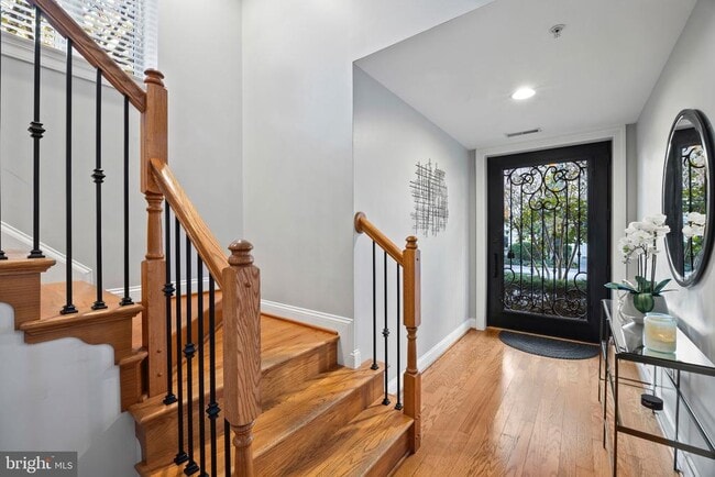 Building Photo - 900 Valencia Ct