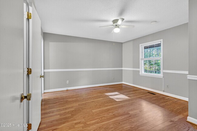 Building Photo - 259 Shoreline Dr
