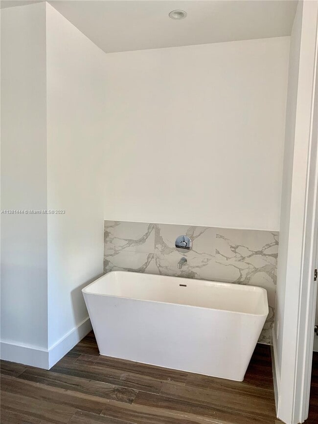 Building Photo - 2852 SW 32nd Ct