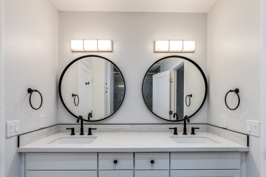 Building Photo - 1132 E Florita St