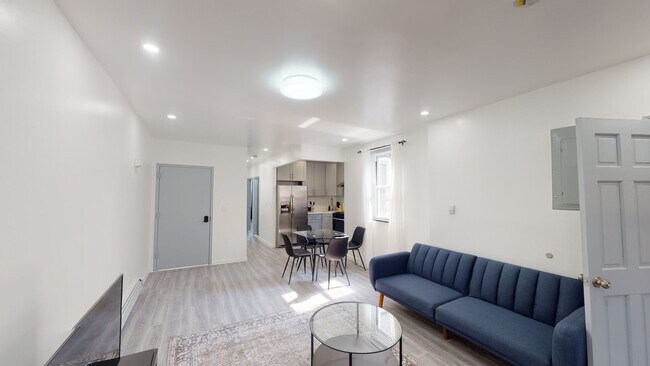 Building Photo - Queen room in 4-bed/2.0-bath Home