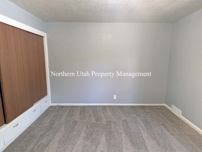Building Photo - New Paint - 3 Bed 1 Bath