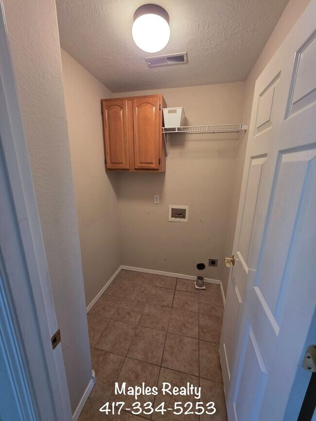 Building Photo - 3 Bed | 2 Bath Home in Hollister, MO – Flat Yard + 2-Car Garage