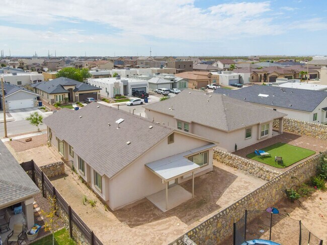 Building Photo - Beautiful East side House Located in Venta...