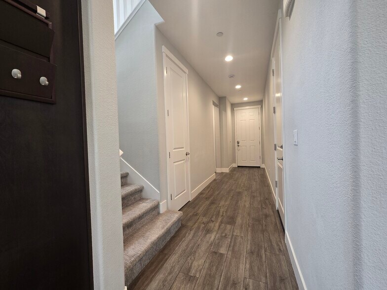 Entry hallway - 1429 Brody Bird Ln
