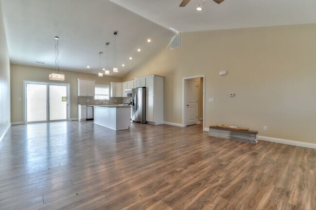 Building Photo - 1608 E Vernon Dr