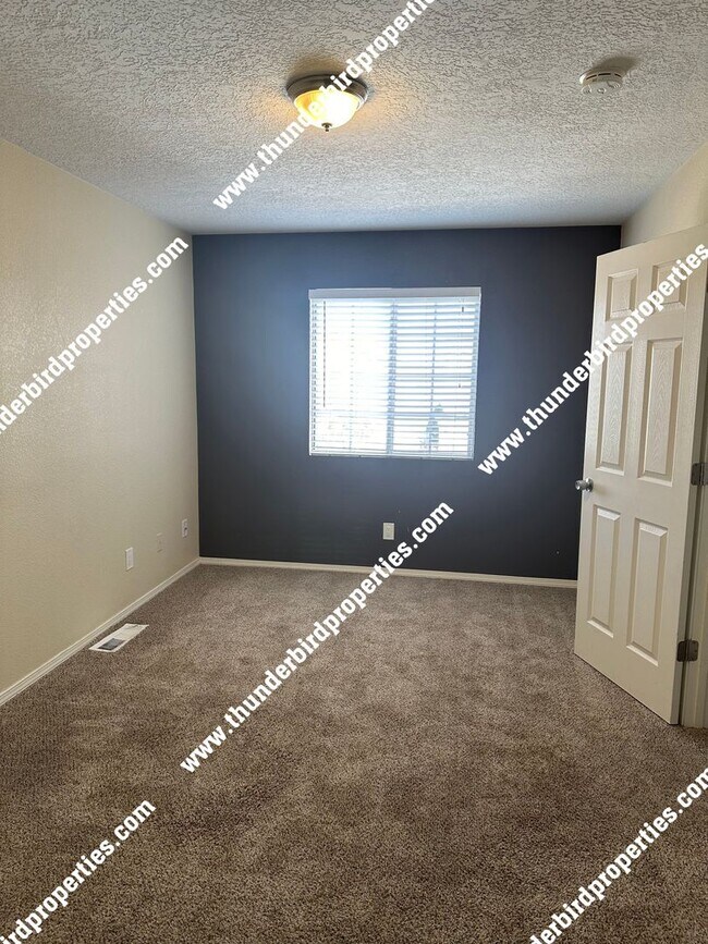 Building Photo - $500 off first months rent!!  Gated community near the base with refrigerated air
